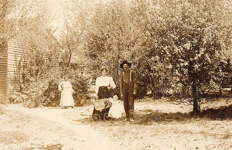 1908 photo of Oakley, Oma, and Aaron